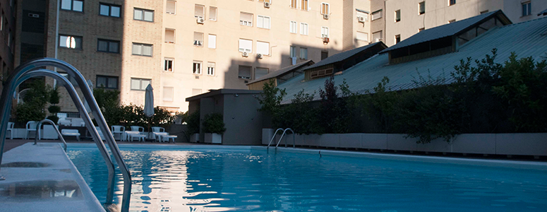 Piscina Apartamentos Juan Bravo pool